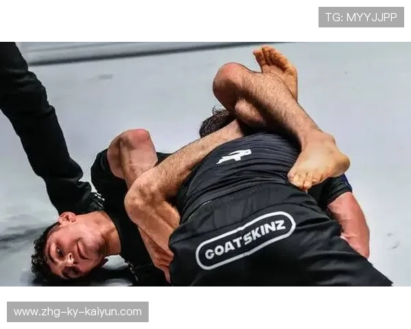 UFC铁腕重拳一记打穿防守，对手被震到踉跄